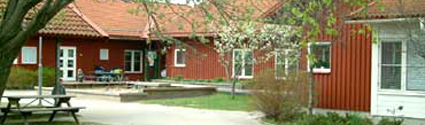Röda enplanshus vid Kungsgårdens förskola