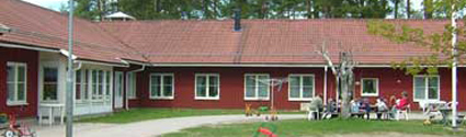 Årsunda förskola ligger i en röd enplansbyggnad. Framför huset finns lekredskap och en grön gräsyta