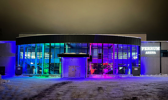 Den upplysta entrén till Ferrum Arena på Jernvallen i Sandviken.