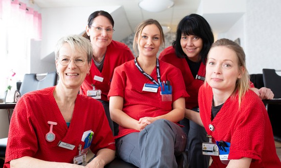 sjuksköterskor i röda arbetskläder