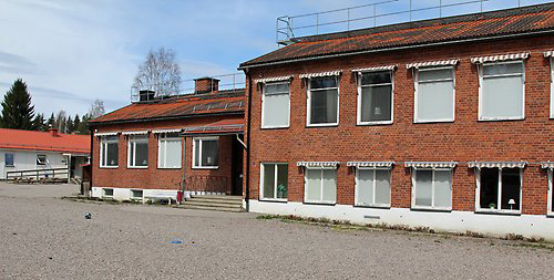 Jäderfors skola är en byggnad i två våningar med röd tegelfasad.
