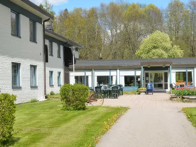 Ovansjögården