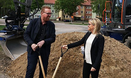 Ordförandena i Sandvikens och Gävles kommunstyrelser, Peter Kärnström och Åsa Wiklund Lång håller i en varsin spade.