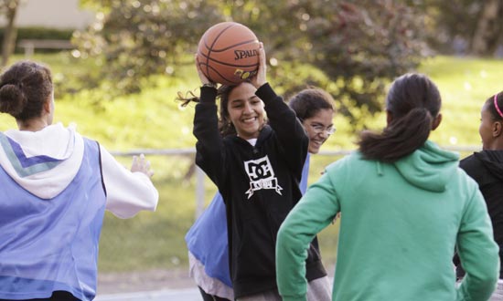 Ungdomar spelar basket