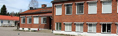Röd tegelbyggnad vid Jäderfors skola