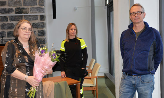 Med på bilden är från vänster: vinnare av Designa blomsterfontänen i Jansasparken Katarina Dahlgren, parkvärd för Jansasparken Sofia Karlsson och stadsträdgårdsmästare Christian Jansson.