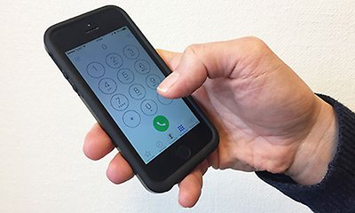 En hand som håller i en mobiltelefon
