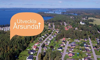 Flygbild över Årsunda tätort med en pratbubbla med texten Utveckla Årsunda.